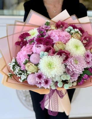 Pembe Anastasia ve Kır Çiçekleri Buketi