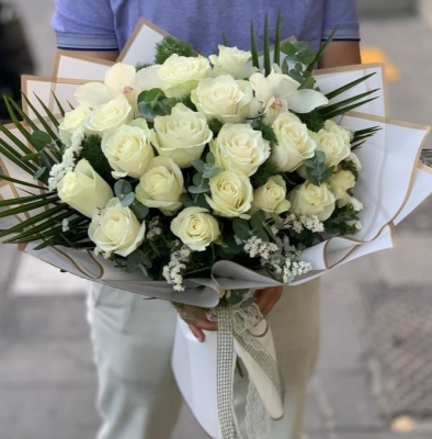 Anlam Yüklü Bir Buket: 21 Beyaz Gül ile Zarafet