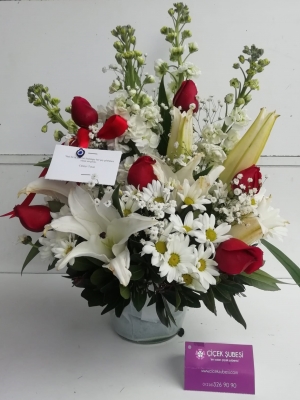 Özel Anlar İçin Şık Bir Tercih: Beyaz Lilyum ve Kırmızı Gül Aranjmanı