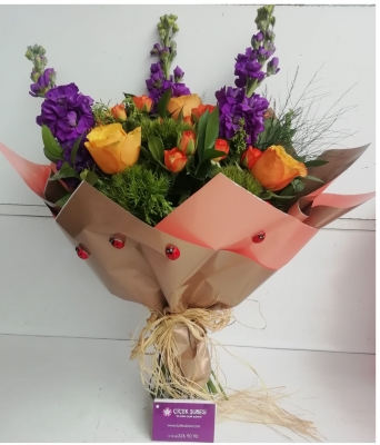 Canlı Renklerin Dansı: Turuncu Gül ve Mor Şebboy Buketi