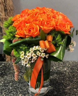 Güneşin Enerjisi: Vazoda Turuncu Gül Aranjmanı
