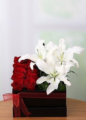 ümraniye çiçekçi  kutuda kırmızı gül ve lilyum
